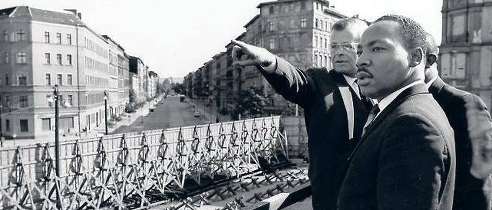 Blick nach drüben: Martin Luther King an der Bernauer Straße. Der Direktor des Informationszentrum, Werner Steltzer, erklärt ihm die Berliner Mauer.