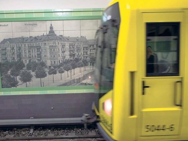 Sanierte Wände, historische Fotos, neue Fliesen, neue Kameras. Der U-Bahnhof Leinestraße nach der Sanierung.
