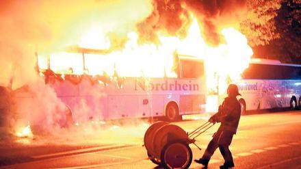 Berlin, Ecke „Köpi“. Immer wieder brennt hier nicht nur die Luft. Vor zwei Wochen wurden zwei abgestellte Reisebusse angezündet. Die Täter wurden nicht gefasst. Foto: Thomas Schröder