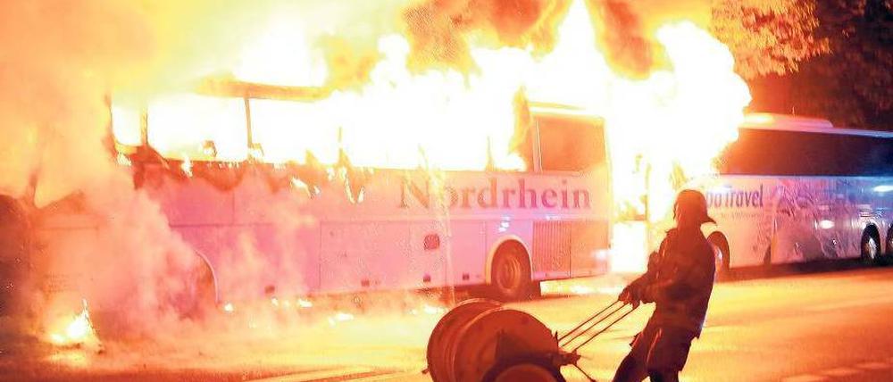 Berlin, Ecke „Köpi“. Immer wieder brennt hier nicht nur die Luft. Vor zwei Wochen wurden zwei abgestellte Reisebusse angezündet. Die Täter wurden nicht gefasst. Foto: Thomas Schröder