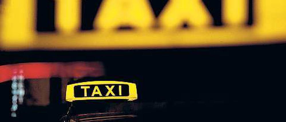 Nachts beginnt für Taxifahrer und -fahrerinnen die risikoreiche Arbeitszeit. Berufsfahrer müssen immer wieder mit Übergriffen rechnen. Wer angegurtet ist, kann nicht so schnell weg.