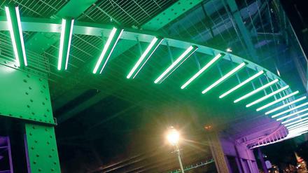 Bestimmt keine Erleuchtung: Die "Perlenkette aus Licht" an der S-Bahn-Brücke Bleibtreustraße hat über 200.000 Euro gekostet.