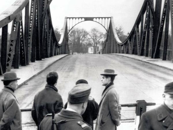 Schauplatz der Geschichte. Blick am 10. Februar 1962 von der West-Berliner Seite auf die Glienicker Brücke, kurz nach dem Agentenaustausch.