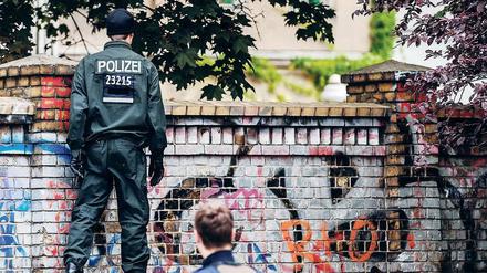 Die Polizei guckt, prüft – und kann die vielen Dealer im Görlitzer Park doch nicht vertreiben.