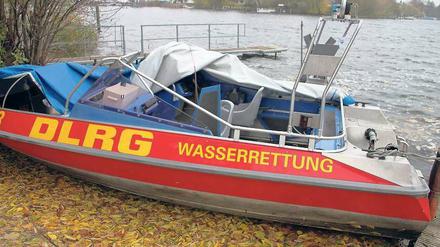 Diesem DLRG-Boot am Spandauer Ufer fehlt der Motor. Er wurde gestohlen.