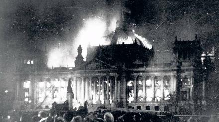 Vor dem Hintergrund des Reichstagsbrands in der Nacht auf den 28. Februar 1933 entwickelt sich die Geschichte um Kommissar Gereon Raths fünften Fall. 
