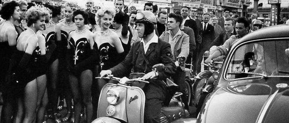 Kein Event ohne Harry. 1960 fotografierte Harry Croner die John-Tiller-Girls vorm Sportpalast.