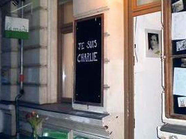 Solidarität mit Kreide. Im französischen Café „Le Midi“ in Prenzlauer Berg steht „Je suis Charlie“ an der Tafel, an der sonst die Speisekarte angeschlagen ist. 