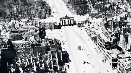 Wo sollen wir hin? Die Schäden rund um das Brandenburger Tor hat Bruno Dilley, Major der Luftwaffe, aus dem Flieger fotografiert.
