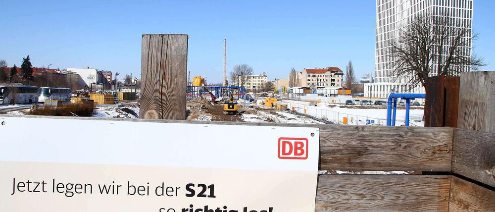 Wühlen in der Baugrube. Wenn in Berlin eine S-Bahn gebaut wird, gehen die Kosten nicht gerade in den Keller. So ist es auch am Hauptbahnhof.