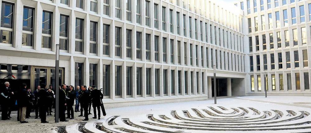 Runde Sache. Damit es nicht allzu langweilig aussieht im Innenhof des Innenministeriums, gibt es geschwungene Formen als Kontrast zu der gerasterten Fassade – ein überdimensionaler Fingerabdruck.