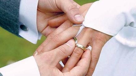 Nicht immer freiwillig. Zwangsheiraten sind in Deutschland verboten – religiöse Eheschließungen sind davon allerdings bislang ausgenommen. Daran gibt es nun Kritik. 