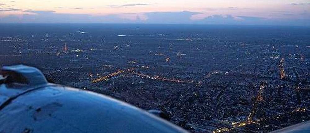 Im Anflug. Wenn es dunkel wird, dürfen Passagiere noch diesen Blick genießen. Demnächst fliegen sie woanders hin. Foto: Imago/J. Heinrich