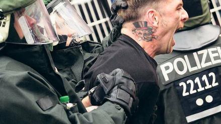 Auf Ärger aus. Gut 1600 Fußball-Hooligans zählt die Polizei in Berlin. 