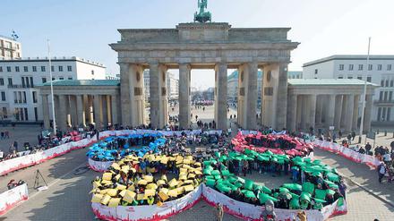 Ringelreihen am Tor.  Berliner Schüler bildeten am 19. Februar auf dem Pariser Platz die olympischen Ringe nach. So soll die Stadt in Stimmung kommen. 