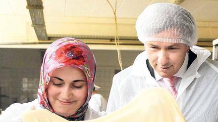 Chefsache. Als Regierender Bürgermeister machte sich Klaus Wowereit für die Themen Integration und Gleichberechtigung stark, wie 2011 beim Besuch der von türkischstämmigen Unternehmern geführten Bäckerei Leckerback.
