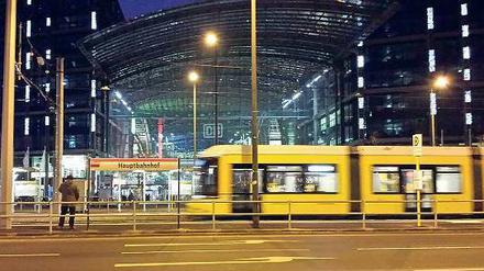 Der Anfang. Der Hauptbahnhof ist derzeit die wichtigste Station auf der Neubaustrecke über die Invalidenstraße. Die Bahnen der M5 fahren derzeit nur weiter bis zur Lüneburger Straße, um in einer großen Schleife wenden zu können. 