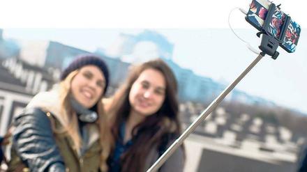 Streitbare Stangen. Gefährden Ausstellungsbesucher und Touristen mit Selfie-Stäben andere Menschen? Am Holocaust-Denkmal sind die Utensilien weiterhin erlaubt.
