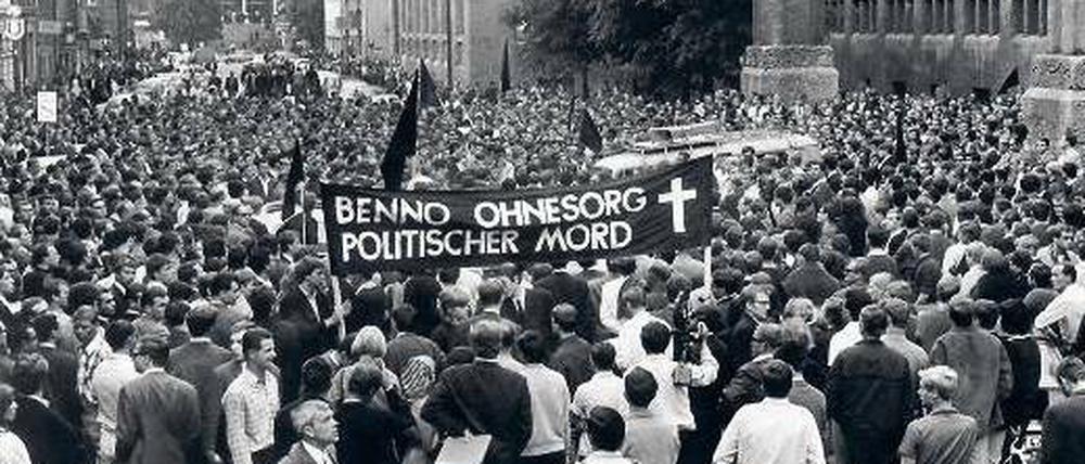 Stürmische Zeiten. 1967 erschoss Karl-Heinz Kurras den Demonstranten Benno Ohnesorg (o. r.) – große Proteste waren die Folge. Unten rechts Kurras’ SED-Parteibuch. 