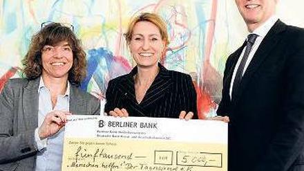 Im Team. Berliner-Bank-Chefin Stefanie Salata (Mitte), Tagesspiegel-Geschäftsführer Florian Kranefuß, Redakteurin Annette Kögel vom Spendenverein. 