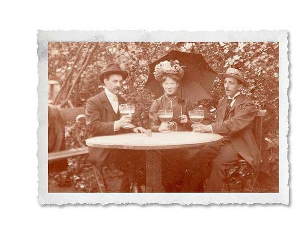 Zur Kaiserzeit durften auch Damen öffentlich zum leichten Sauerbier mit niedrigem Alkoholgehalt greifen.