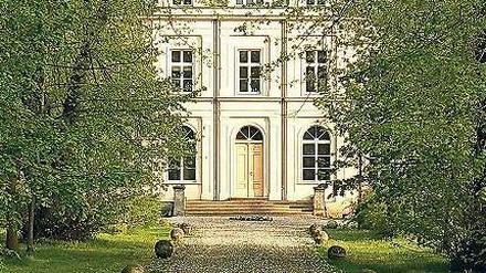 Urlaub im Herrenhaus. Eine von Wiesen gesäumte Auffahrt, ein Schloss. Wer hier wohnen mag? Bald vielleicht Sie. Denn Schloss Lanke in Wandlitz bietet Ferienwohnungen. 