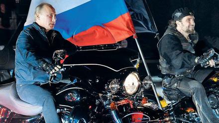Wilde Kerle. Zu Russlands Staatspräsident Wladimir Putin hat der Anführer der „Nachtwölfe“, Alexander Saldostanow (re.), offenkundig einen guten Draht (hier bei einem von den „Wölfen“ veranstalteten Festival 2011). 