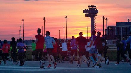 Hier läuft doch was. Es geht voran am BER – jedenfalls beim Airport Night Run am Samstagabend. 4065 Läuferinnen und Läufer nahmen teil, das war Rekord. Es war der bereits neunte Lauf am BER und der dritte an einem Abend. 