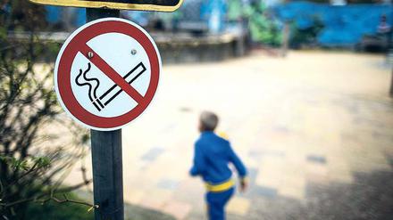 Weggekippt. Rauchen ist bislang nicht flächendeckend auf Berlins Spielplätzen gesetzlich verboten.