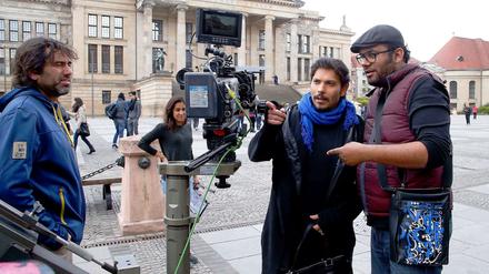 West-östliche Soap. Regisseur Ali Al Ali bespricht mit dem Schauspieler Mohammad Almusalam die nächste Szene. 