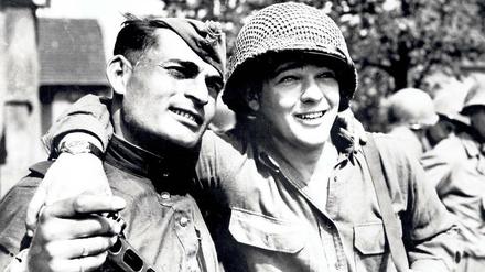 Arm in Arm genießen diese Soldaten das Ende des Zweiten Weltkriegs.