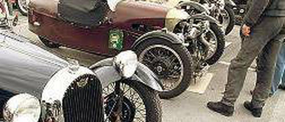 Bei den Oldtimer-Tagen sieht man die kuriostesten Fahrzeuge, so 2013 einige Exemplare des Morgan Threewheeler.
