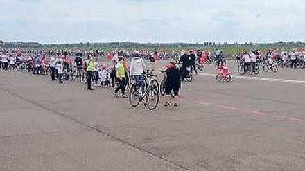 Rad an Rad. Für das Guinness-Buch der Rekorde nahmen 1300 Fahrräder auf dem Tempelhofer Feld Aufstellung. 