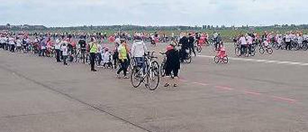Rad an Rad. Für das Guinness-Buch der Rekorde nahmen 1300 Fahrräder auf dem Tempelhofer Feld Aufstellung. 