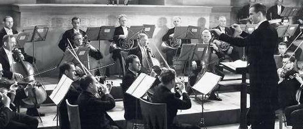 Leo Borchard und die Philharmoniker in den 30er Jahren bei Filmaufnahmen von Szenen aus Georges Bizets Oper "Carmen". 
