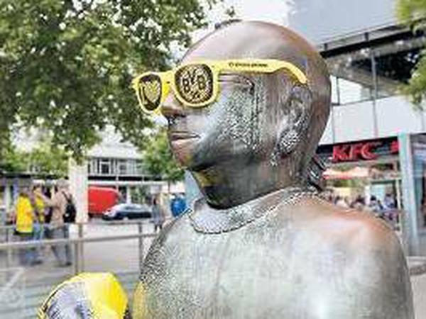 Umdekoriert. Am Breitscheidplatz feiern die schwarz-gelben Fans nun ohne Veranstalter und ohne Sicherheitskonzept. Die Dortmunder lassen sich davon nicht die Laune verderben. 