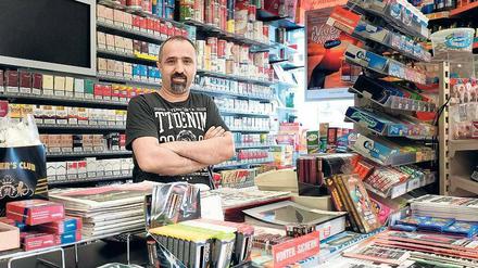 Immer da. Späti-Besitzer Sahhüseyin Özer gehört für seine Kunden zum Leben im Kiez dazu. Doch sonntags müssen viele ihre Brötchen, Zeitung und Bier jetzt an der Tankstelle kaufen. 
