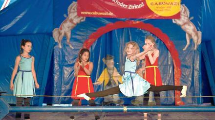 Und ... Tusch! Bei Cabuwazi können junge Menschen zeigen, was sie draufhaben – wie hier bei einer Zirkusshow mit Berliner Schülern und ukrainischen Flüchtlingskindern.