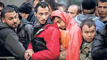 Belastungsprobe. Tagelang warten Flüchtlinge auf ihre Registrierung beim Landesamt für Gesundheit und Soziales. 