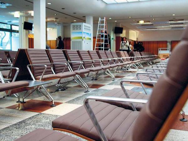 Bitte nehmen Sie Platz. Niemand hätte vermutet, dass Wartesitze aus dem Flughafen BER, der ja noch keiner ist, mal in einer Registrierungsstelle für Flüchtlinge stehen.