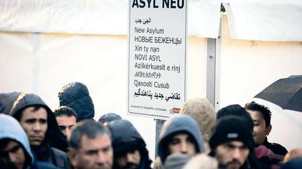Warten wie gehabt. Vor dem Lageso in der Turmstraße war die Schlange für die Erstregistrierung der Asylsuchenden auch am Donnerstag lang – obwohl in der Bundesallee eine zweite Anlaufstelle eröffnet wurde.