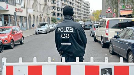 Bitte draußen bleiben. Erst am vergangenen Sonntag hat die Polizei eine Absperrung an der Wilhelmstraße bewacht, weil eine Bombe entschärft werden musste. Nun wurde eine zweite gefunden – und der Aufwand beginnt von vorn.