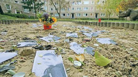 Improvisiertes Gedenken. Auf dem Spielplatz vor dem einstigen Wohnhaus von Elias und seiner Mutter erinnern Fotos, Kerzen und Blumen an den Jungen. 