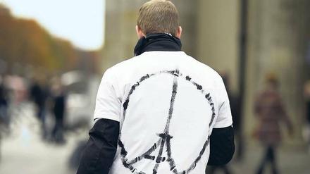 Der Eiffelturm als „Peace“-Symbol: Dieses Motiv breitet sich rasant in den Sozialen Netzwerken aus – und schaffte es in Berlin am Sonnabend schon auf ein Shirt.