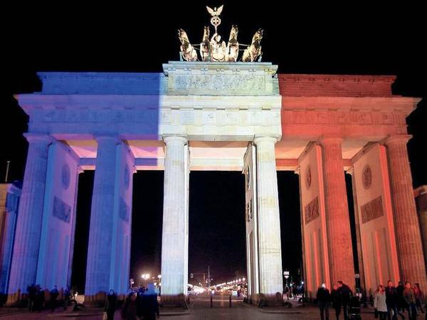 Am Samstag und am Sonntag wurde das Brandenburger Tor zum Zeichen des Mitgefühls für die Opfer in Paris in den Farben der französischen Trikolore angestrahlt.