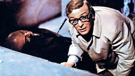 Anti-Bond in Berlin. Niemals hätte 007 eine Hornbrille wie Michael Caine alias Agent Harry Palmer getragen. 