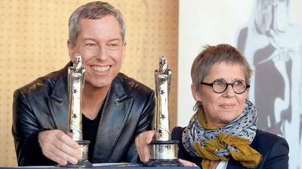 Moderator Thomas Hermanns (links) mit der Figur des Europäischen Filmpreises und der Geschäftsführerin der Europäischen Film Academy, Marion Döring. 