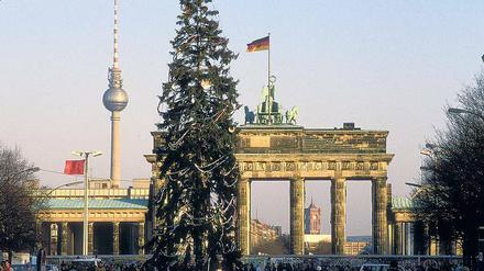 1989. Vor 26 Jahren endete West-Berlin gleich hinterm Weihnachtsbaum. Und auf dem Brandenburger Tor wehte die schwarz-rot-goldene Fahne mit dem Staatswappen der DDR. Die Mauer wurde hier erst kurz vor Heiligabend geöffnet. 