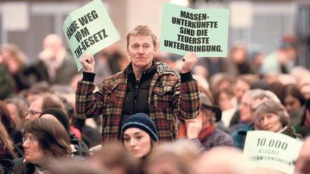 Debatte um Tempelhof-Gesetz. Auf einer Bürgerversammlung versuchten die Politiker ihre Pläne zu verteidigen.