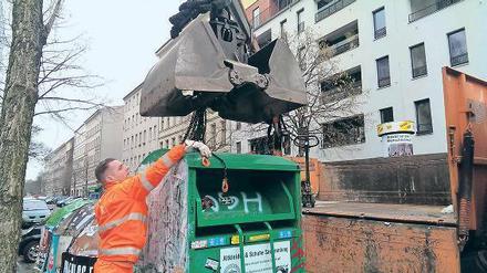 Und weg damit! Die BSR beseitigt einen illegal aufgestellten Container in der Wrangelstraße in Kreuzberg. 